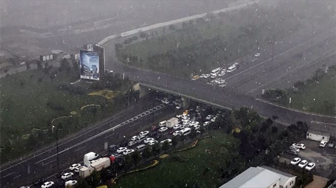 İstanbul  Yağmur Ve Doluya Teslim  