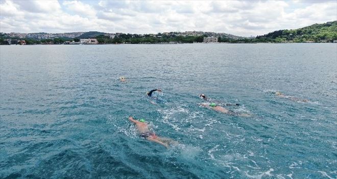  İstanbul Boğazı´nı yüzerek geçtiler