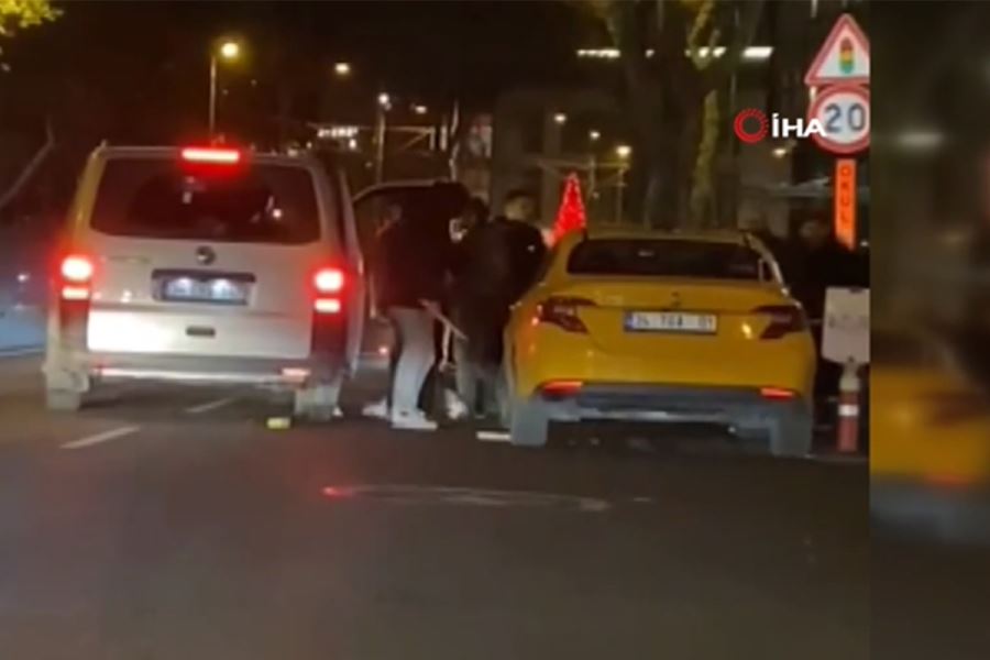 Taksiciye Sopalarla Saldırdı