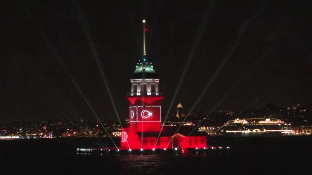 Kız Kulesi’ne Türk Bayrağı yansıtıldı