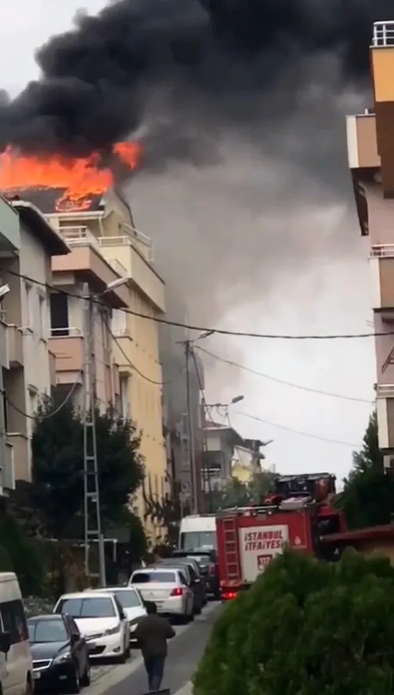  Ataşehir’de 4 katlı apartmanın çatısı alev alev yandı