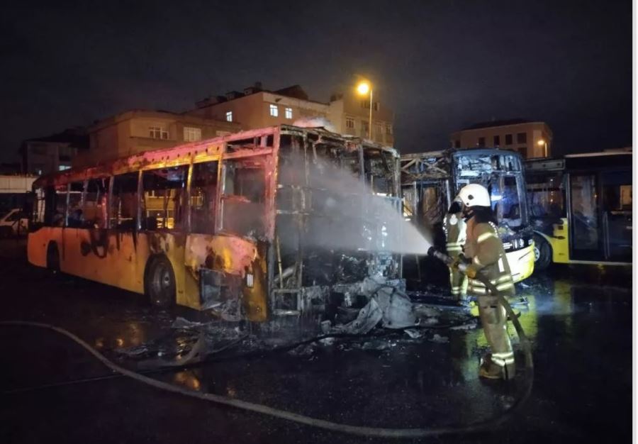 3 İETT otobüsü alev alev yandı