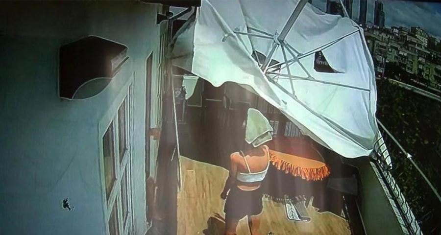 Kartal’da rüzgarın etkisiyle uçan teras şemsiyesi felaketi getiriyordu