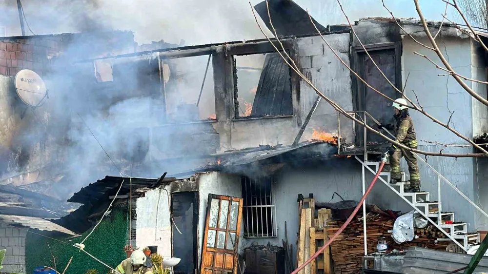 Ataşehir’de 2 katlı ev alev alev yandı
