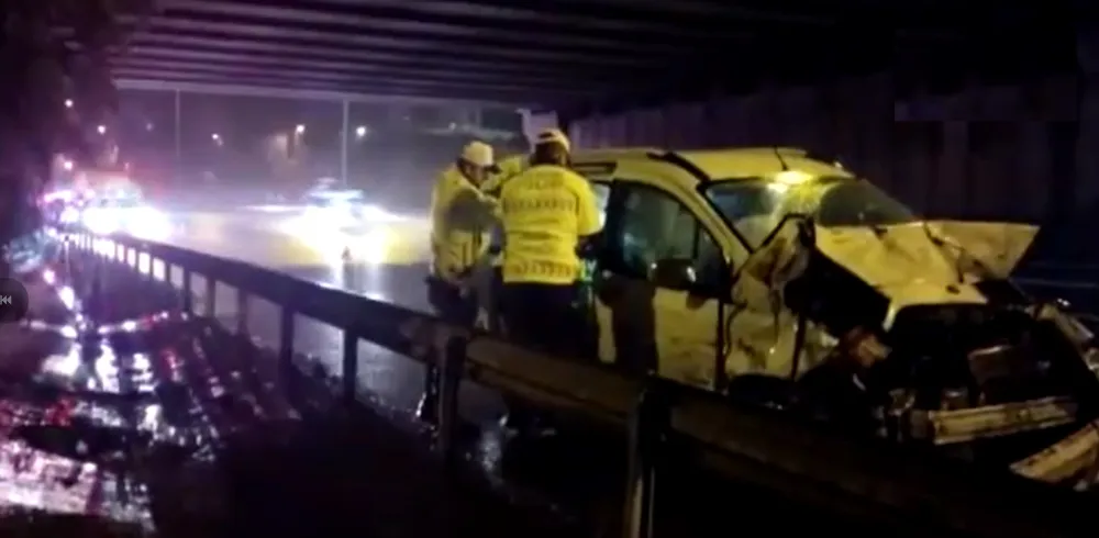 Beykoz’da kontrolden çıkan hafif ticari araç otomobile çarptı: 2 yaralı