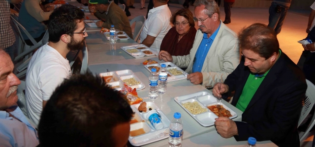 AIman Eski Belediye Başkanı İftarda Yemek Dağıttı