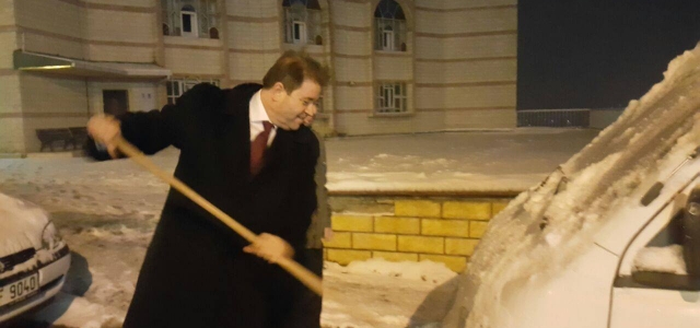 Başkan  Kılıç  Kürekle Kar Temizledi 