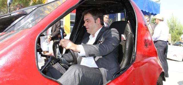 Başkan Piriştina, elektrikli otomobil kullandı 