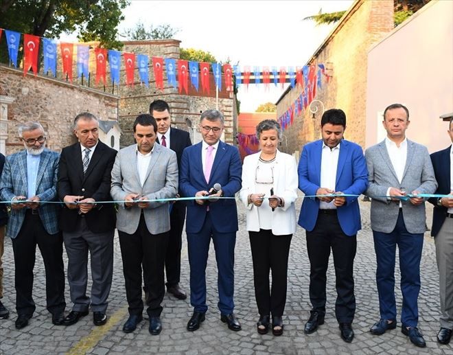   1970´li yıllardan bu yana trafiğe kapalı olan Üsküdar-Beylerbeyi Sarayı Tüneli yeniden ulaşıma açıldı.