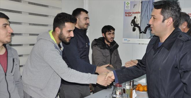 AK Parti Kadıköy İlçe Başkanı Şahin, Yeni Yıla İnşaat İşçileriyle Birlikte Girdi
