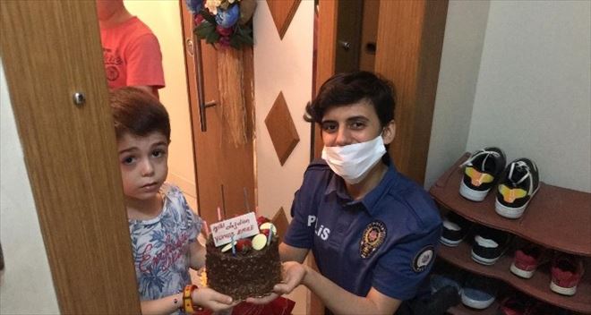6 Yaşındaki Çocuğa Polisten Doğum Günü Sürprizi