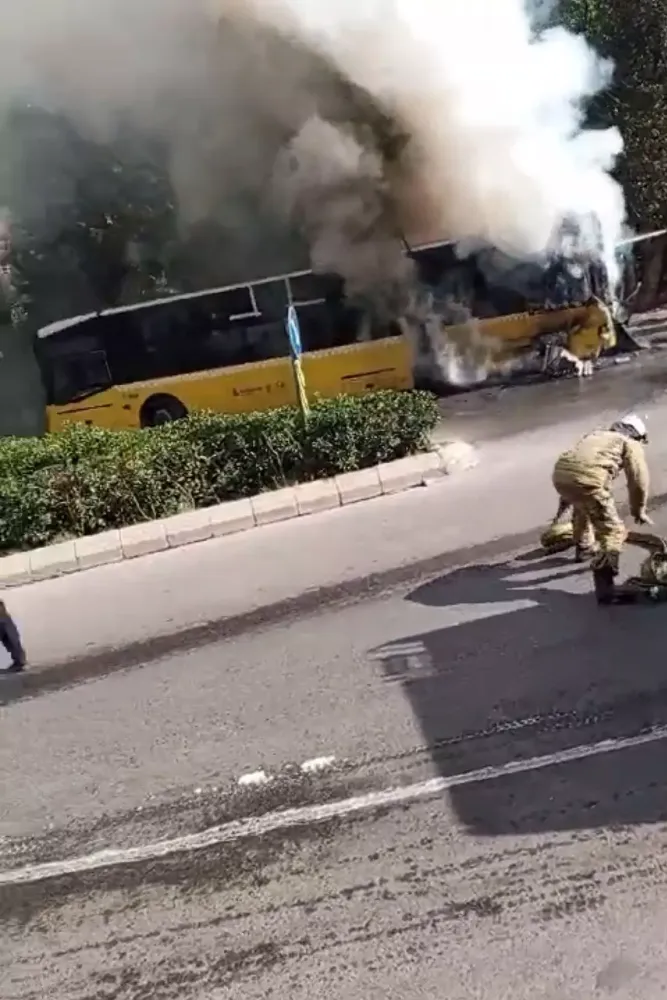  İETT OTOBÜSÜ PARK HALİNDEYKEN ALEV ALEV YANDI