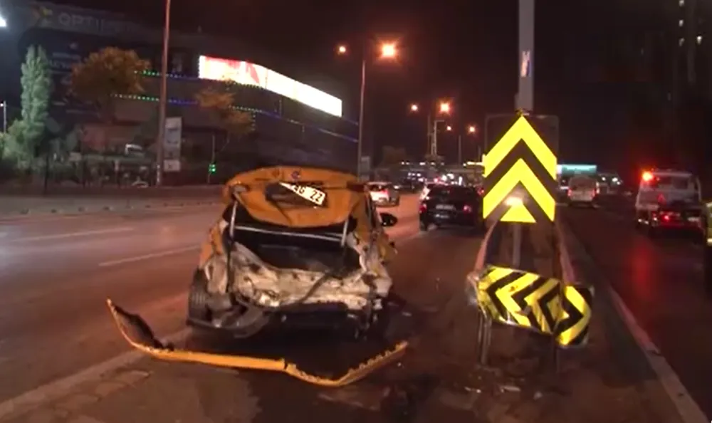 Kadıköy’de makas atan otomobil ticari taksiye çarptı: 1 yaralı