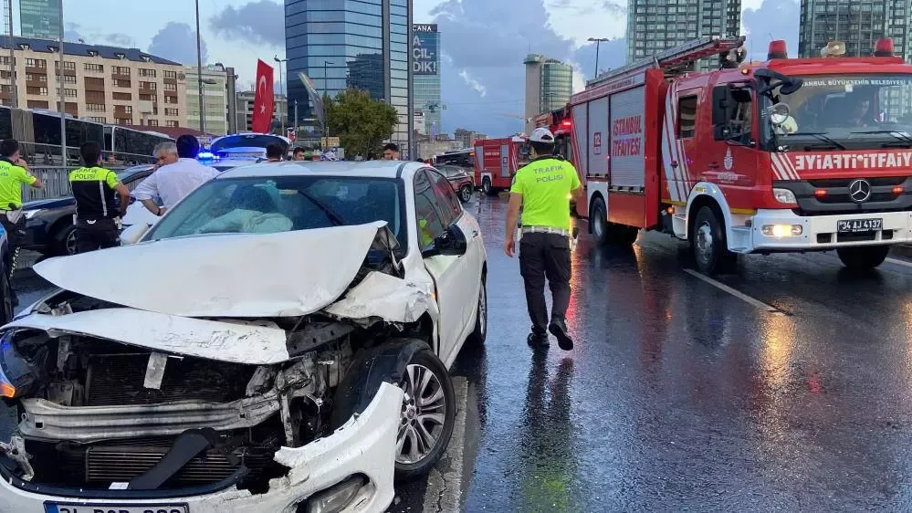 Otomobil İETT otobüsüne arkadan çarptı: 3 yaralı