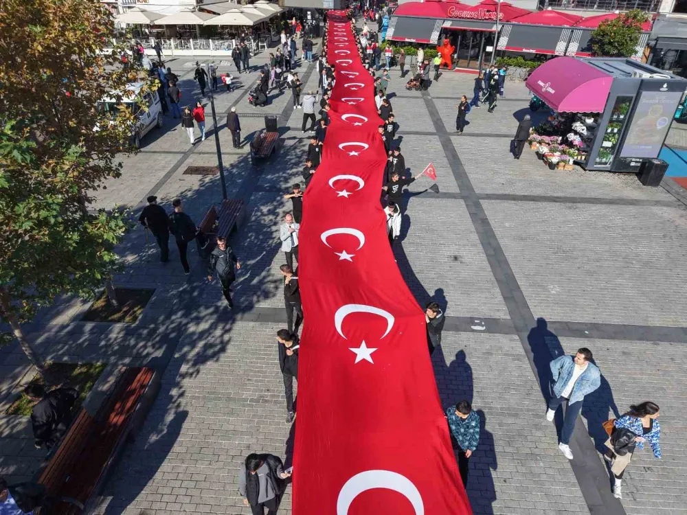 Pendik’te 102 metrelik Türk bayrağıyla Cumhuriyet kutlaması