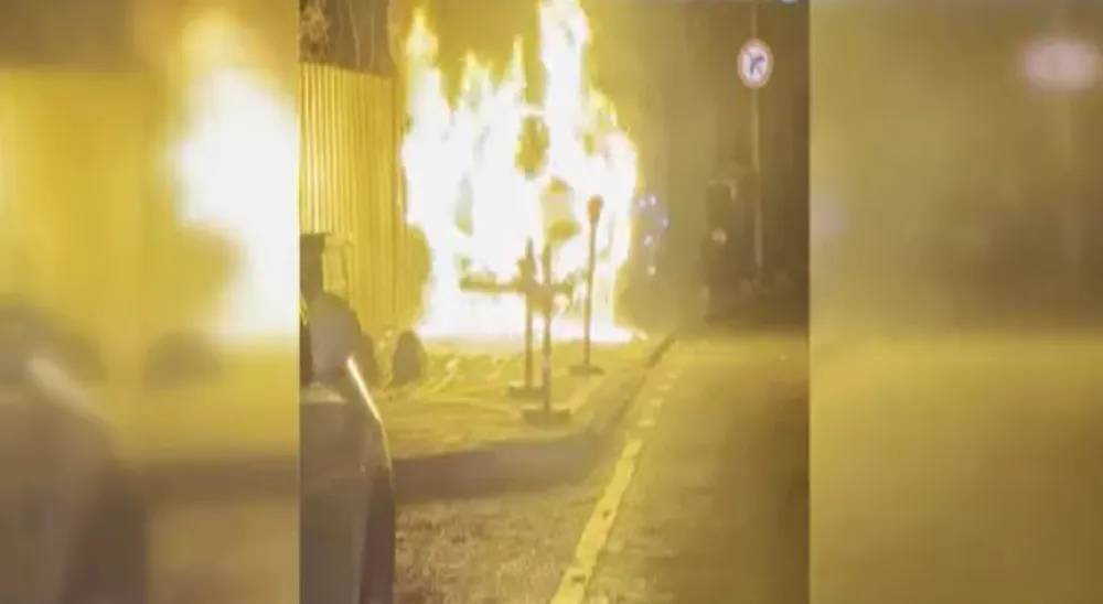 Üsküdar’da park halindeki araç alev alev yandı