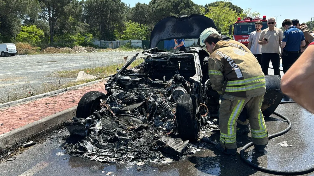 20 milyon lira değerindeki lüks otomobil alev topuna döndü