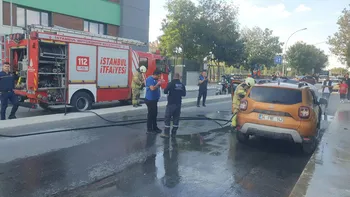 Avcılar’da park halindeki araç alev alev yandı