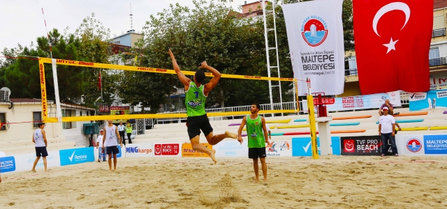 Maltepe Plajlarında Voleybol Heyecanı