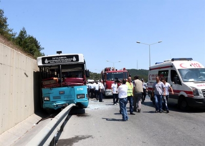  Ümraniye?de Halk Otobüsü Kaza Yaptı: 20 Yaralı